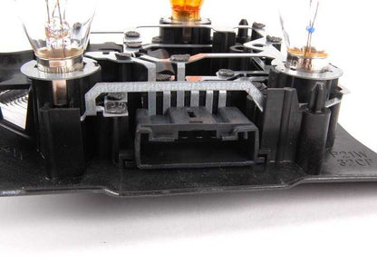 Suporte para lâmpada de seta branca direita para BMW Série 3 E46 (OEM 63218383828). BMW original