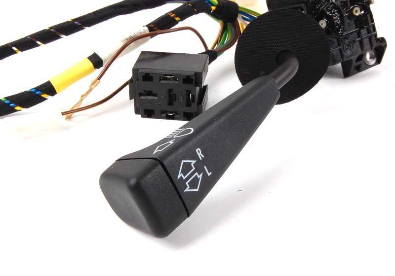 Interruptor luces e intermitentes OEM 61311377077 para BMW E30, E24. Pieza original BMW.