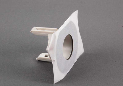 Soporte sensor aparcamiento delantero exterior OEM 51117128241 para BMW E92 y E93. Original BMW.