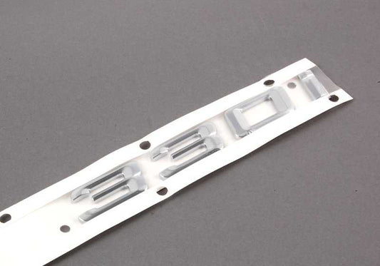 Emblema trasero adhesivo OEM 51147157557 para BMW Serie 3 E90 330i (modelos PM11, PM12, PM21, PM22, PM31, PM36, PM41, PM42, PM45, PM46). Original BMW.