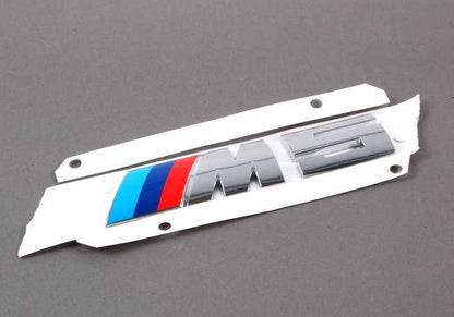 Emblema trasero "M5" OEM 51147898126 para BMW Serie 5 {E60, E61}. Original BMW.