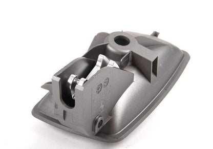 Manilla interior de puerta derecha OEM 51417024304 para BMW E65 y E66. Acabado en plata oscura. Recambio original BMW.