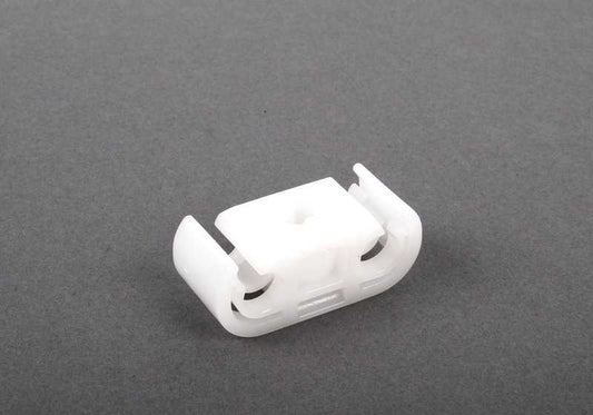 Soporte de cables Ø6mm OEM 61131379134 para BMW Serie 5 E34 (518g, 518i) modelos con motor M40 y M43. Compatible con versiones manuales y automáticas. Original BMW.