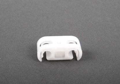 Soporte de cables Ø6mm OEM 61131379134 para BMW Serie 5 E34 (518g, 518i) modelos con motor M40 y M43. Compatible con versiones manuales y automáticas. Original BMW.