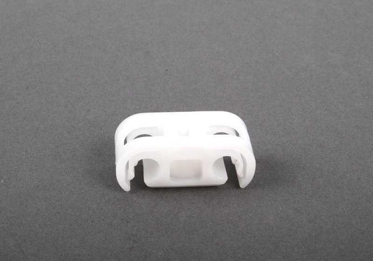 Soporte de cables Ø6mm OEM 61131379134 para BMW Serie 5 E34 (518g, 518i) modelos con motor M40 y M43. Compatible con versiones manuales y automáticas. Original BMW.
