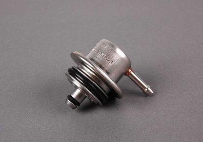 Regolatore di pressione del carburante OEM 13531729320 per BMW E36, E46, E34, Z3. BMW originale.
