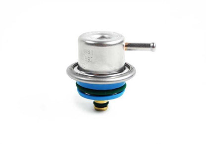 Regulador de presión de combustible OEM 13531436110 para BMW E36, E34, E39, E32, E38, E31, E53, Z3. Compatible con motores M50 y M52. Original BMW.