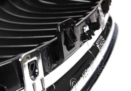 Rejilla de adorno con marco cromado izquierdo OEM 51137201967 para BMW Serie 3 E90, E91 LCI. Original BMW.