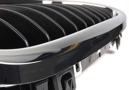 Rejilla de adorno con marco cromado izquierdo OEM 51137201967 para BMW Serie 3 E90, E91 LCI. Original BMW.