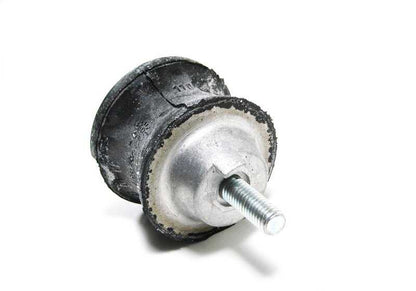 Silentblock goma OEM 24711131663 para BMW E34, E32, E31. Pieza original BMW para soporte de la caja de cambios. Ideal para mantener el motor estable y sin vibraciones. Repuesto original BMW.