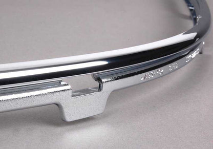 Embellecedor lateral derecho OEM 51118226556 para BMW E39 520d, 520i {Todos los modelos compatibles}. Original BMW.