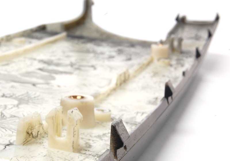 Soporte para faldón delantero imprimado OEM 51117005978 para BMW Serie 5 E39. Pieza original BMW.