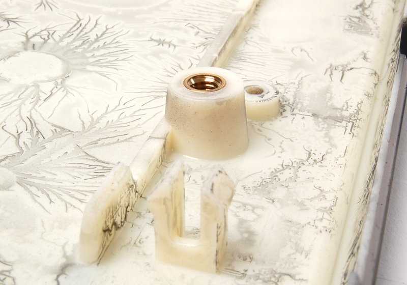 Soporte para faldón delantero imprimado OEM 51117005978 para BMW Serie 5 E39. Pieza original BMW.