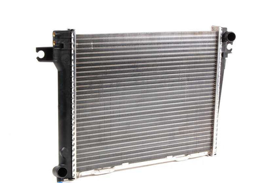 Radiatore di raffreddamento OEM 17111176900 per BMW E30 {320i, 323i}. Compatibile con i modelli dal 1982 al 1991. BMW di sostituzione originale.