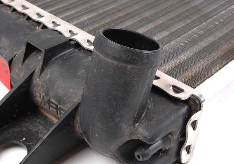 Radiador de refrigeración OEM 17111176900 para BMW E30 {320i, 323i}. Compatible con modelos de 1982 a 1991. Recambio original BMW.