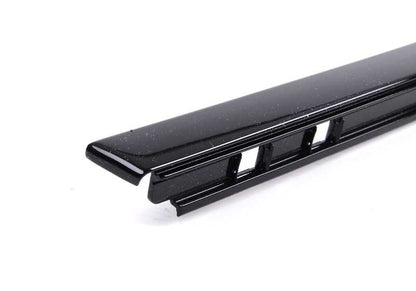 Moldura trasera derecha OEM 51342427412 para BMW E39. Original BMW.