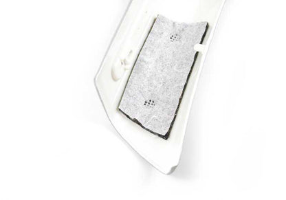 Embellecedor derecho pilar A ITS OEM 51438222624 para BMW E46 {316Ci, 318Ci} compatible con motores N40, M43, N42, N45. Acabado en gris claro. Original BMW.