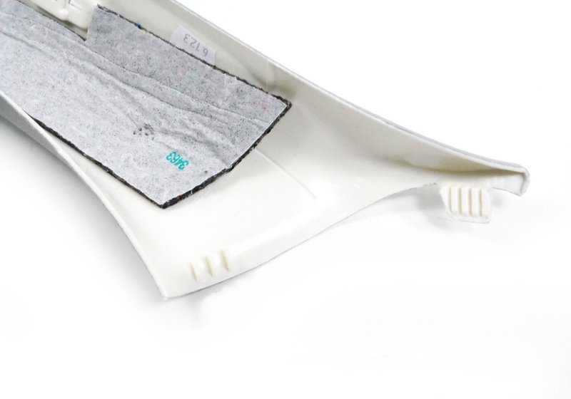 Embellecedor derecho pilar A ITS OEM 51438222624 para BMW E46 {316Ci, 318Ci} compatible con motores N40, M43, N42, N45. Acabado en gris claro. Original BMW.