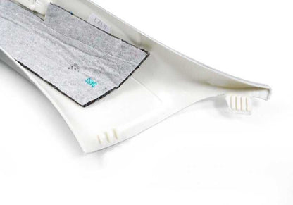 Embellecedor derecho pilar A ITS OEM 51438222624 para BMW E46 {316Ci, 318Ci} compatible con motores N40, M43, N42, N45. Acabado en gris claro. Original BMW.