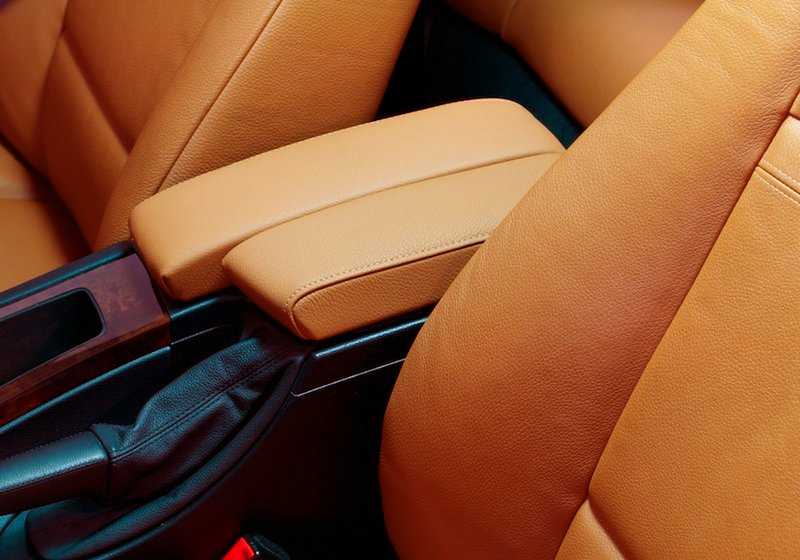 Reposabrazos central delantero OEM 51169134494 en color marrón para BMW E90, E91, E92, E93. Compatible con versiones normales y facelift. Original BMW.