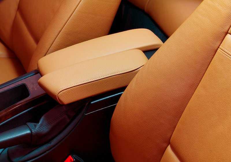 Reposabrazos central delantero OEM 51169134494 en color marrón para BMW E90, E91, E92, E93. Compatible con versiones normales y facelift. Original BMW.