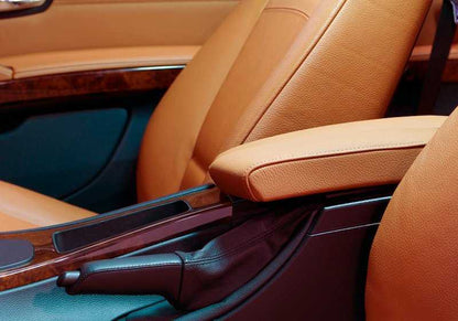 Reposabrazos central delantero OEM 51169134494 en color marrón para BMW E90, E91, E92, E93. Compatible con versiones normales y facelift. Original BMW.