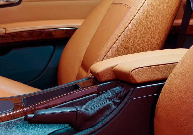 Reposabrazos central delantero OEM 51169134494 en color marrón para BMW E90, E91, E92, E93. Compatible con versiones normales y facelift. Original BMW.