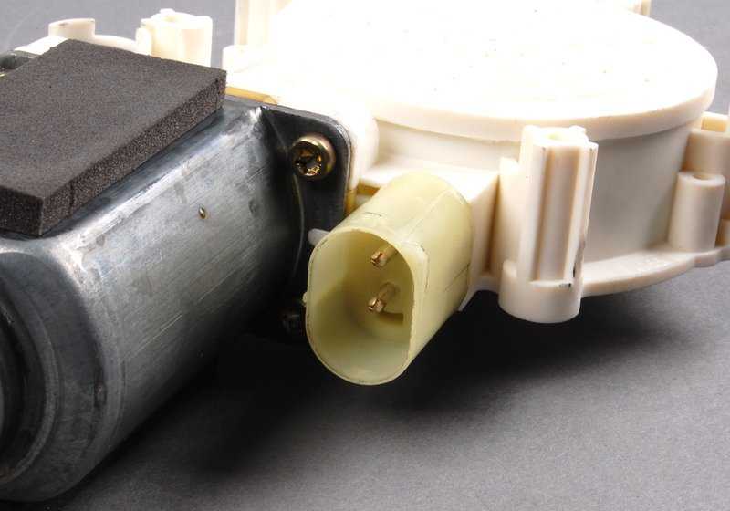 Motor ventanilla OEM 67628360512 delantero derecho/trasero izquierdo para BMW Serie 5 E39, Z8 E52. Original BMW.