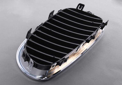 Rejilla embellecedora derecha negra OEM 51137027062 para BMW E60, E60N, E61, E61N. Original BMW.