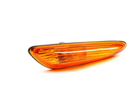 Intermitente lateral derecho OEM 63133418446 para BMW X3 E83 (modelos 2.0d, 2.0i, 2.5i, 3.0d con cambio manual y automático). Original BMW.