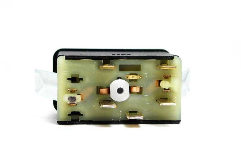 Interruptor luneta térmica trasera OEM 61311380338 para BMW E30 320i y 325i (modelos con cambio automático, 1986-1993). Repuesto original BMW.