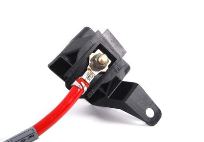 Cavo della batteria positiva OEM 61138375989 per BMW E46 {316CI, 316i (vari tipi e trasmissioni)}. Collegamento dalla batteria posteriore. BMW originale.