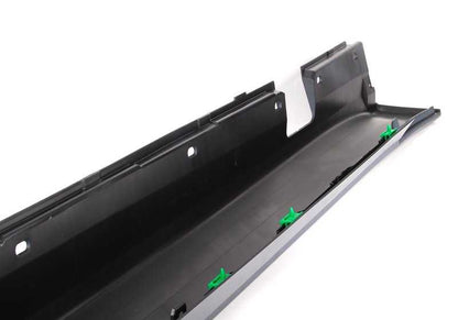 Cubrepanel lateral derecho imprimado OEM 51777178126 para BMW E60 y E61. Compatible con modelos 520d con motor M47 y N47 (manual y automático). Original BMW.