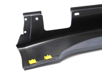 Cubrepanel lateral derecho imprimado OEM 51777178126 para BMW E60 y E61. Compatible con modelos 520d con motor M47 y N47 (manual y automático). Original BMW.