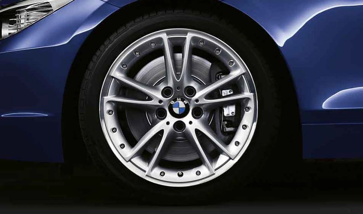 Original Alloy Tire BMW V-Radio Design 294 OEM 36116785253 für BMW Z4 E89. Silberfarbe, 8,5 x 18 Zoll, ET40. Kompatibel mit RDC -Sensoren. Beinhaltet Schrauben und Tapas mit Buchsen. Original BMW.