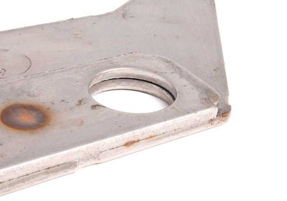 Soporte metálico escape OEM 18207504250 para BMW E39 525i, 530i (M54, cambio manual, tracción trasera, 2000–2003). Pieza original BMW.