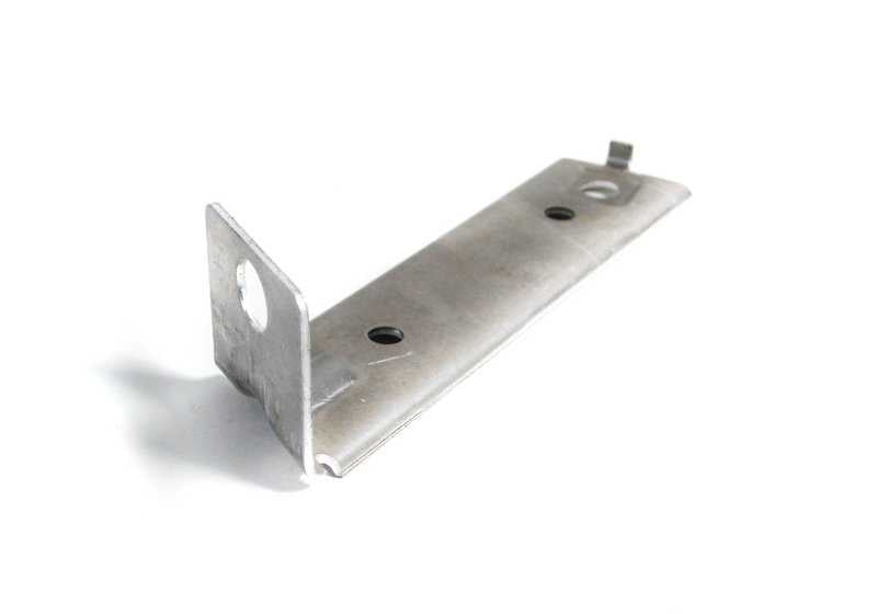 Soporte tapa paso de rueda delantero izquierdo OEM 51718205059 para BMW E39. Original BMW.