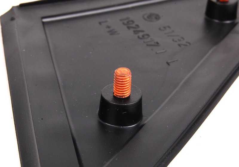 Embellecedor lateral izquierdo OEM 51321924917 para BMW E30 {316, 316i (M10 y M40), todos los tipos y transmisiones}. Original BMW.