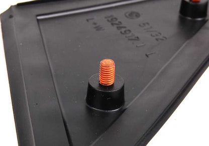 Embellecedor lateral izquierdo OEM 51321924917 para BMW E30 {316, 316i (M10 y M40), todos los tipos y transmisiones}. Original BMW.