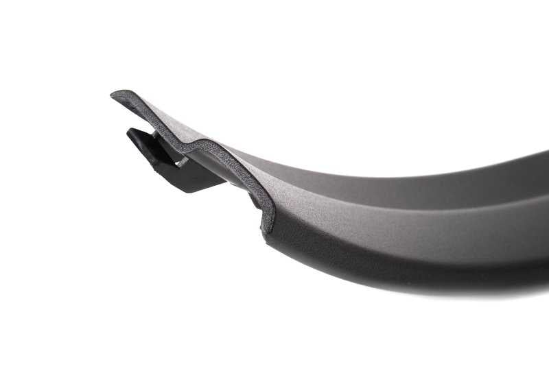 Embellecedor de entrada delantero derecho negro OEM 51478254290 para BMW X5 E53 (1999-2006). Original BMW.