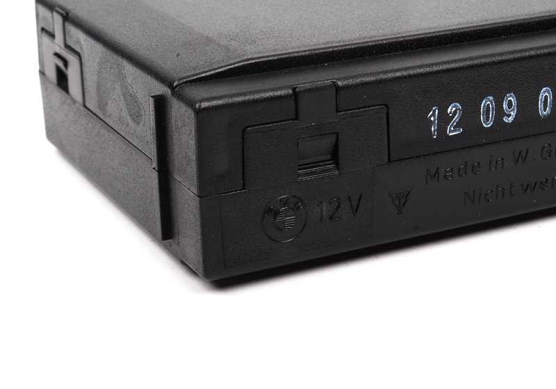 OEM Electric Central Module 61358368571 pour BMW E34. Contrôler les fonctions électriques du véhicule. BMW d'origine.