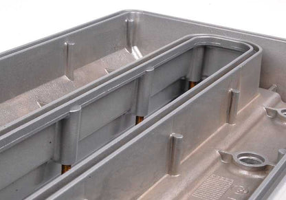 Tapa de culata izquierda OEM 11121703179 para BMW E53 X5 4.4i, 4.6is y E52 Z8 4.9i. Pieza original BMW.