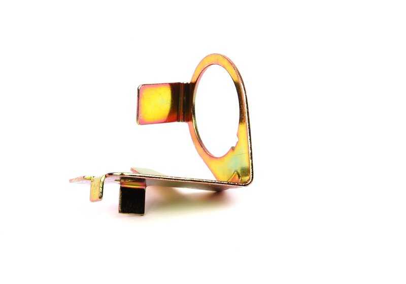 Soporte metálico OEM 24101421796 para BMW E39, E38, E31. Compatible con modelos 540i, 740i, 740d con cambio automático y tracción trasera. Original BMW.
