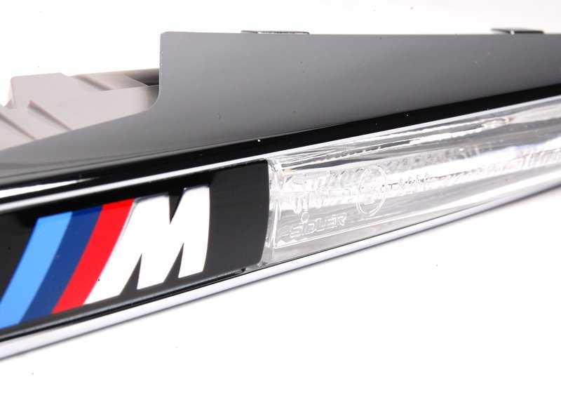 Moldura cromada lateral izquierda OEM 51138051601 para BMW E82. Original BMW.