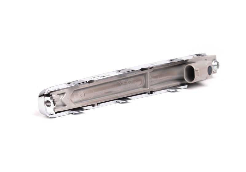 Moldura cromada lateral izquierda OEM 51138051601 para BMW E82. Original BMW.