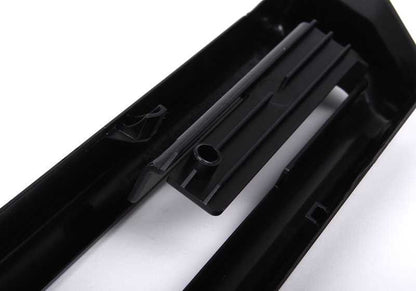 Embellecedor lateral trasero izquierdo OEM 52107007705 para BMW E60, E60N, E61, E61N, E65, E66. Color negro. Original BMW.
