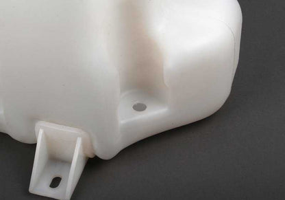 Depósito de líquido limpiaparabrisas OEM 61661375570 para BMW E30 325i xDrive. Compatible con modelos con motor M20, cambio automático o manual, y tracción total. Original BMW.