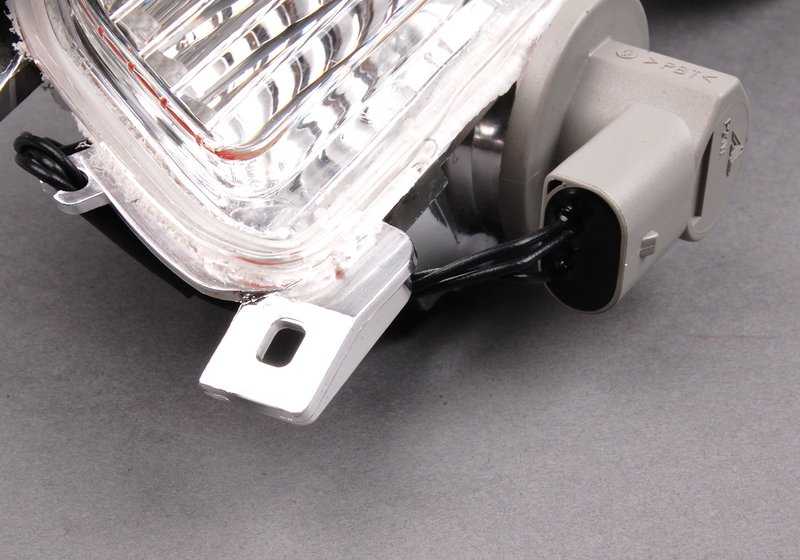 Piloto traseiro direito OEM 63217841122 para BMW E63 e E64. Compatível com todos os modelos da série 6 E63 (cupê) e E64 (CABrio). Peça original da BMW.
