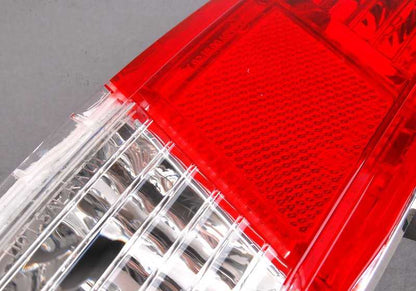 Piloto traseiro direito OEM 63217841122 para BMW E63 e E64. Compatível com todos os modelos da série 6 E63 (cupê) e E64 (CABrio). Peça original da BMW.
