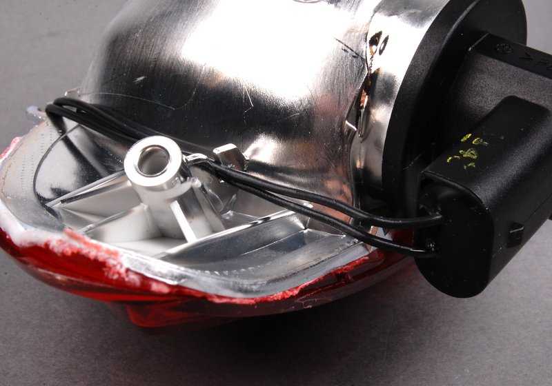 Piloto traseiro direito OEM 63217841122 para BMW E63 e E64. Compatível com todos os modelos da série 6 E63 (cupê) e E64 (CABrio). Peça original da BMW.